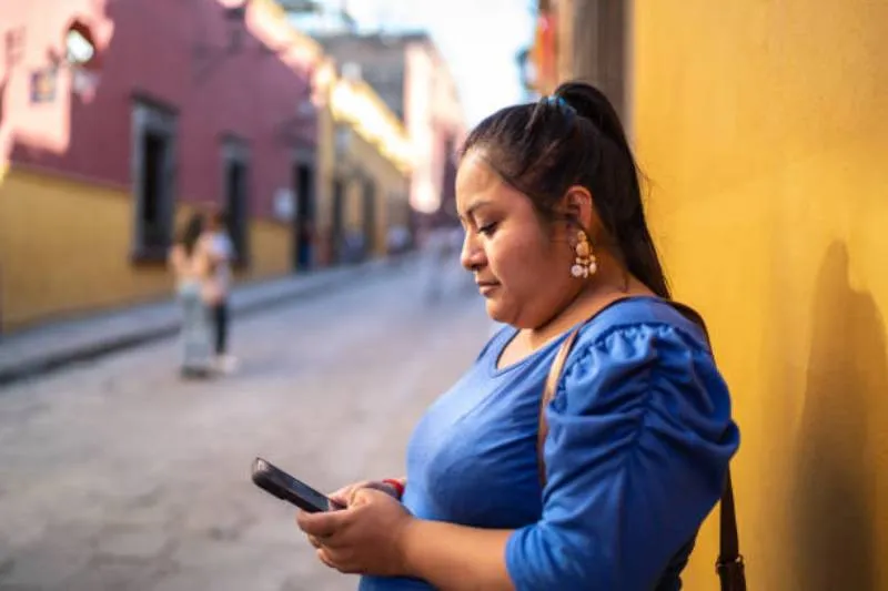 Mensajes que circulan en redes sociales prometen un supuesto Bono Mujer Bienestar para mujeres de 18 a 64 años. / iStock