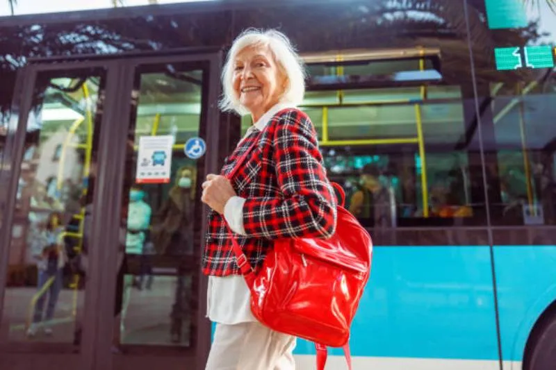 Presentar la credencial INAPAM al abordar es indispensable para recibir el beneficio. / iStock