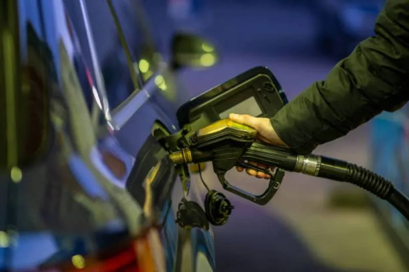 Surtir combustible por la noche, cuando hace menos calor, también puede optimizar tu gasto. / iStock