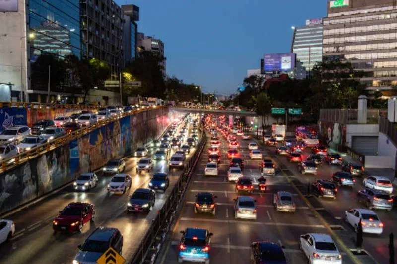 La congestión vehicular afecta la movilidad en las principales vialidades. / iStock