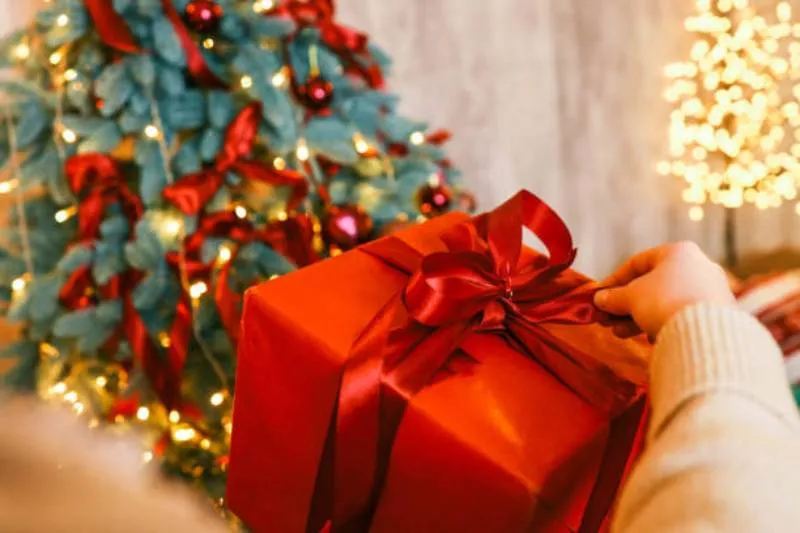 Sigue los consejos para no caer en estafas en temporada navideña. / iStock