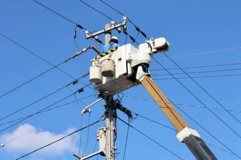 Los trabajos incluyen la reubicación de postes y mantenimiento de líneas eléctricas. / iStock