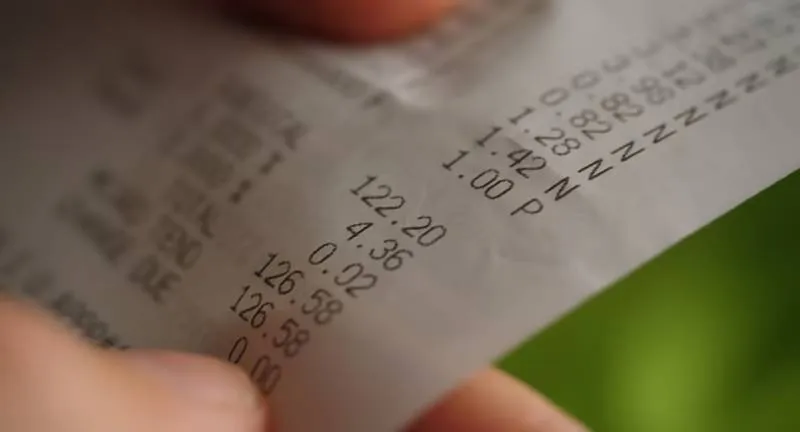 Aunque es común en supermercados y tiendas de autoservicio, la revisión de tickets se considera un acto de molestia injustificada. / iStock