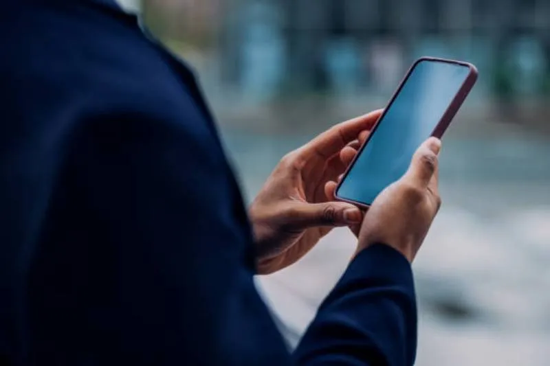 Las tarjetas SIM gratuitas incluyen datos móviles, minutos de llamadas y mensajes SMS para mejorar la conectividad de los usuarios. / iStock