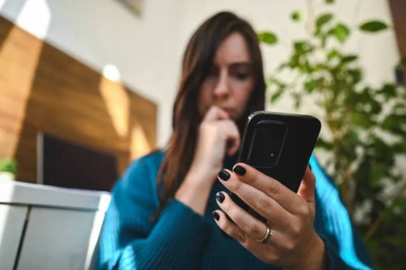 Los delincuentes envían enlaces que simulan ser plataformas financieras con saldos millonarios. / iStock