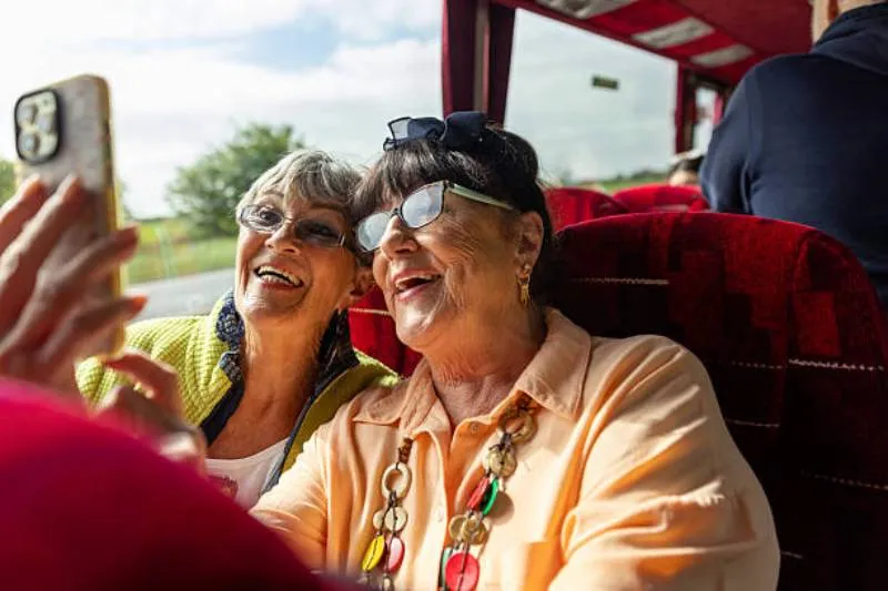 La credencial INAPAM ofrece beneficios más allá del transporte, incluyendo servicios y productos con descuento. / iStock