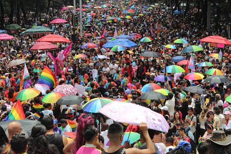Diversas banderas representativas de orientaciones e identidades acompañan la marcha por la igualdad y visibilidad. / iStock