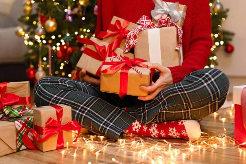 Mensajes con supuestas promociones navideñas pueden ocultar intentos de robo de datos. / iStock