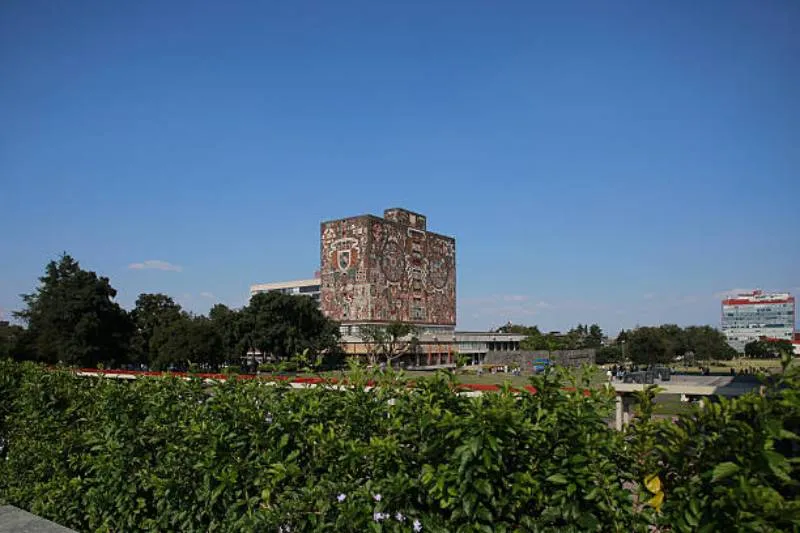 Aunque el sistema utiliza inteligencia artificial, la UNAM aclaró que la cancelación de exámenes será evaluada únicamente por personal universitario. / iStock