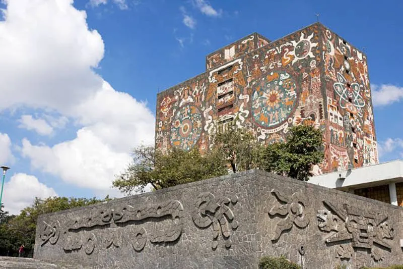 La Máxima Casa de Estudios busca ampliar el acceso y modernizar su proceso de admisión con el uso de plataformas digitales. / iStock