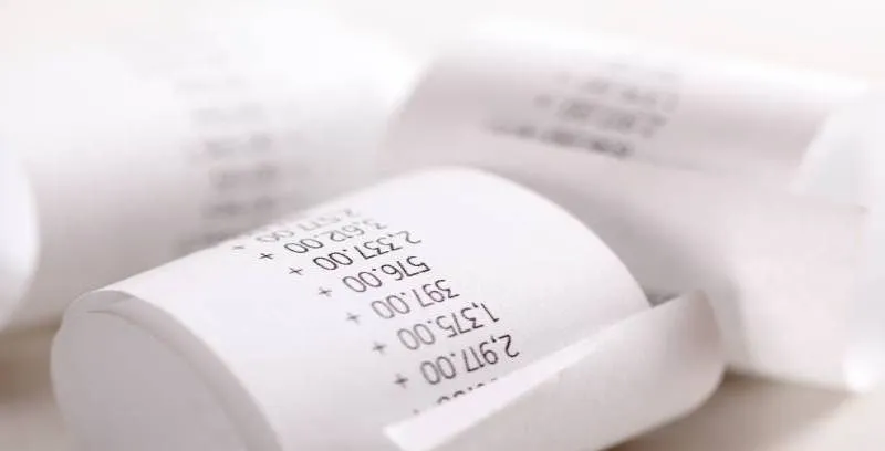 Según la Profeco, una vez que pagas, los productos son propiedad del consumidor, por lo que no pueden condicionarte la salida. / iStock