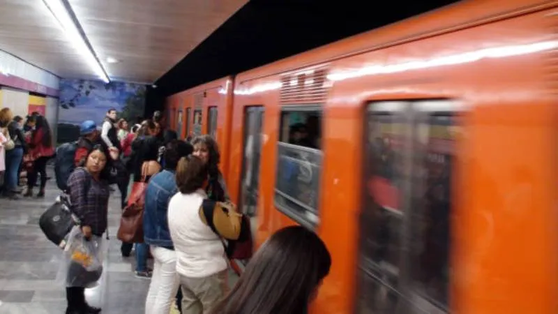 La escena fue registrada en un tren de la Línea 12 del Metro de la Ciudad de México. / iStock