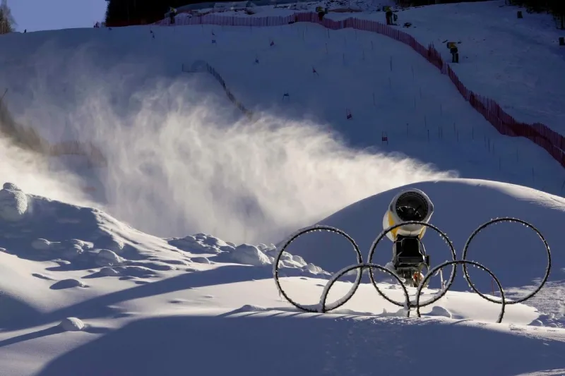 Los aros olímpicos en la nievel del Stelvio Ski Center en Italia