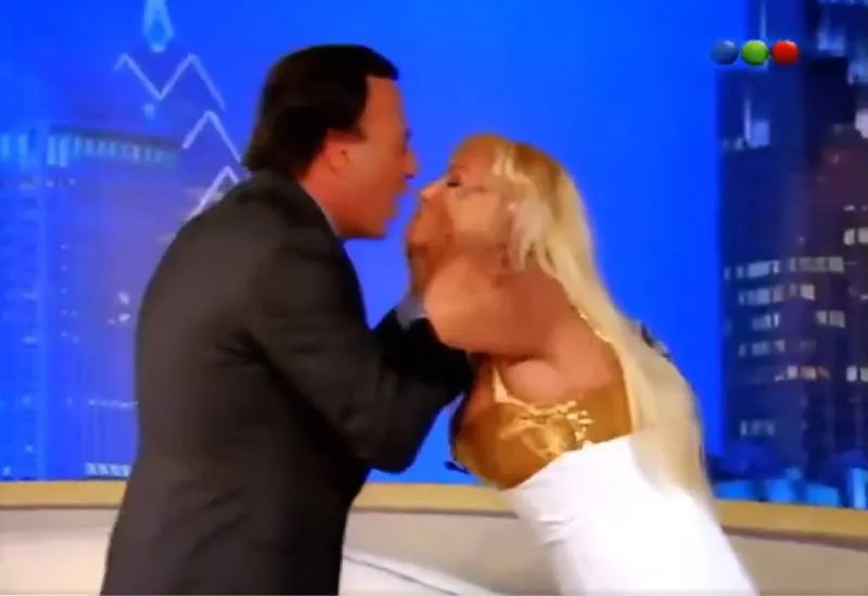 En el video el cantante intentó besar varias veces a la fuerza a la presentadora Susana Giménez/X. @almuariza