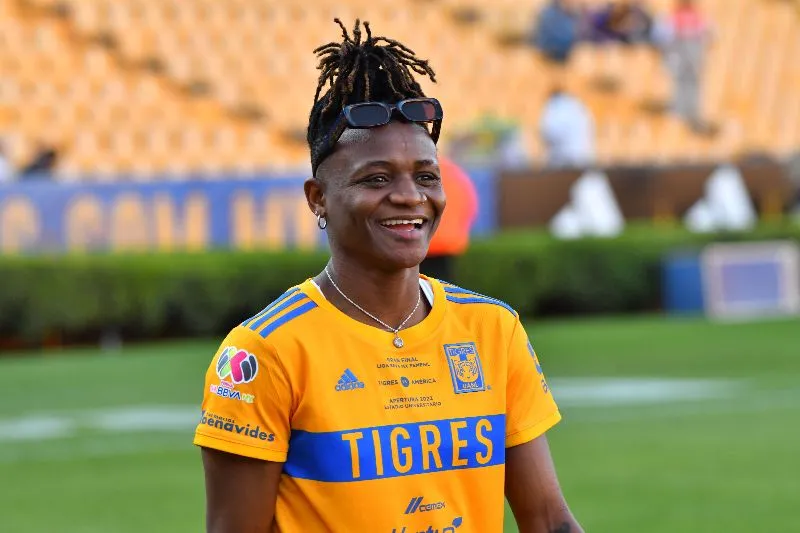 Kanu antes de un partido de Tigres | IMAGO7