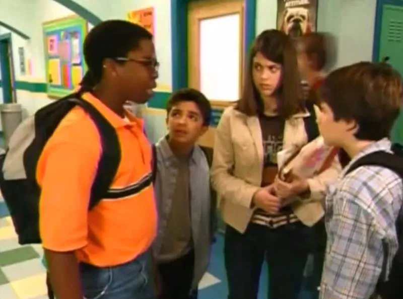 Tylor Chase (en medio) es recordado por actuar en el programa El manual de supervivencia escolar de Ned/Nickelodeon