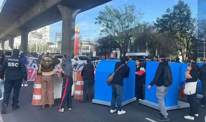 Fueron alrededor de 20 estudiantes los que tomaron ambos carriles de Periférico Sur/X: @NoticiasImagen