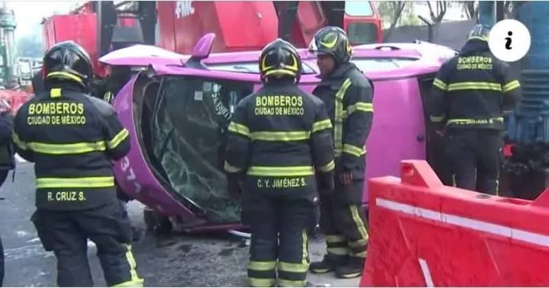 El taxi quedó volcado sobre calzada San Antonio Abad/X: @AztecaNoticias