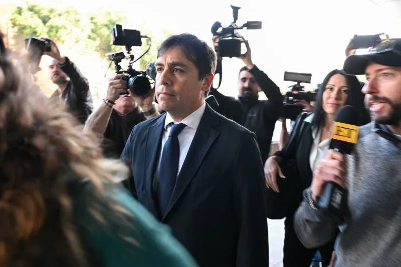 Salvador Plasencia llegando a su sentencia en Los Ángeles, California, el 3 de diciembre de 2025. / Grosby Group