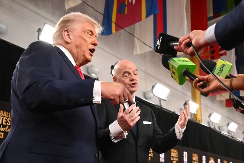 Donald Trump y Gianni Infantino hablan con periodistas en la alfombra roja de la Copa Mundial de Fútbol de la FIFA 2026. / Grosby Group