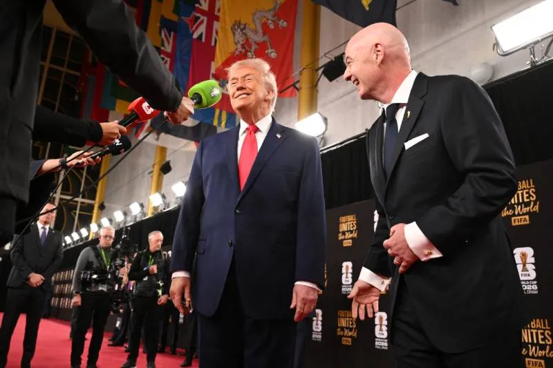Donald Trump y Gianni Infantino hablan con periodistas en la alfombra roja de la Copa Mundial de Fútbol de la FIFA 2026. / Grosby Group