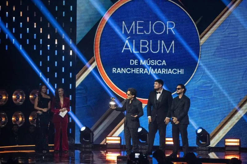 Nodal no agradeció a Ángela Aguilar durante su discurso. / Grosby Group