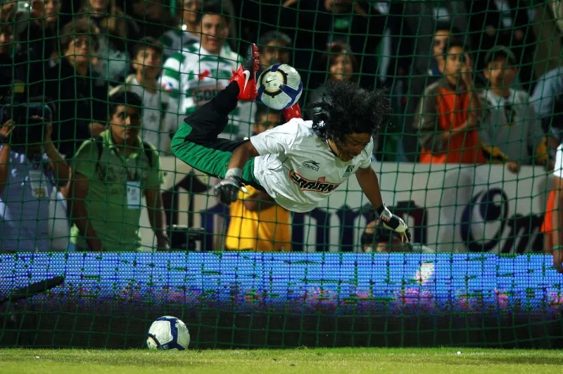 René Higuita replicando su famoso escorpión