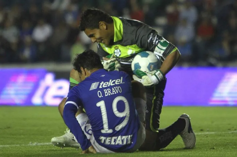 Oswaldo Sánchez con Santos y Omar N con Cruz Azul en la Liga MX