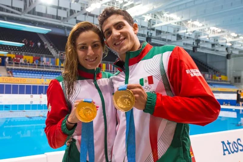 Paola y Rommel durante su etapa de clavadistas