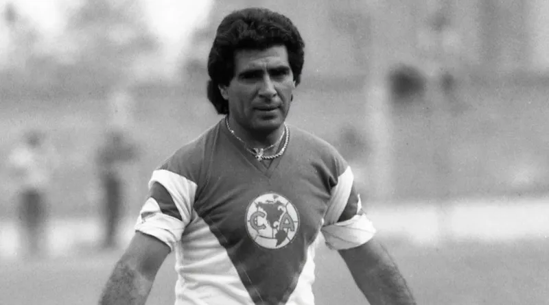 Cambió los balones por el micrófono