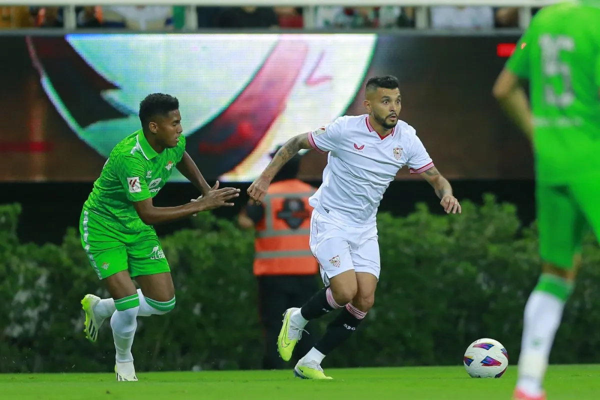 Tecatito Corona llegó a Rayados procedente de Sevilla