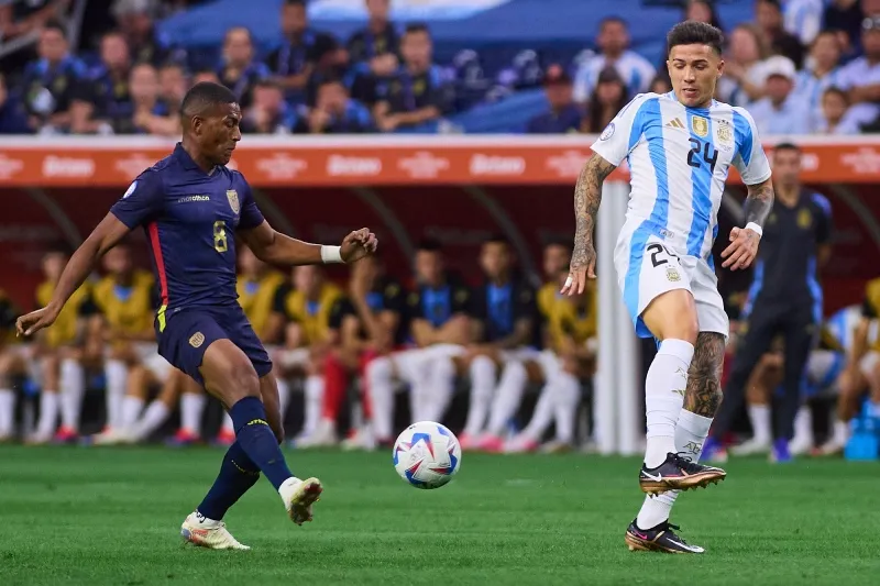 Carlos Gruezo en partido con la Selección de Ecuador