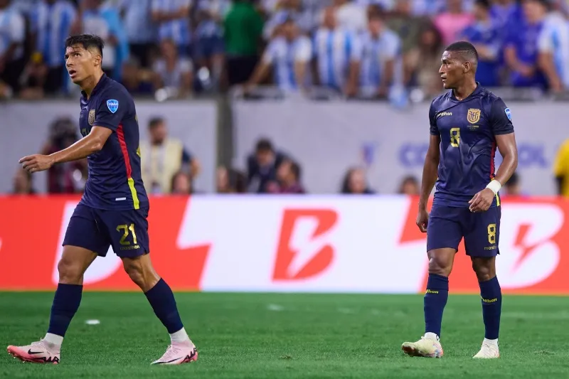 Gruezo en partido con la Selección de Ecuador