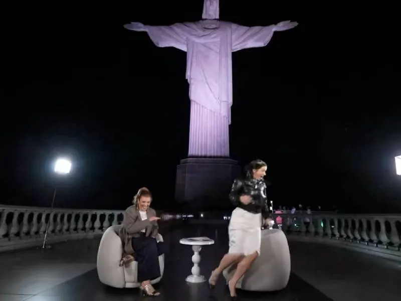 Rosalía huye de una cucaracha voladora en plena entrevista y el video se hace viral / Captura de imagen