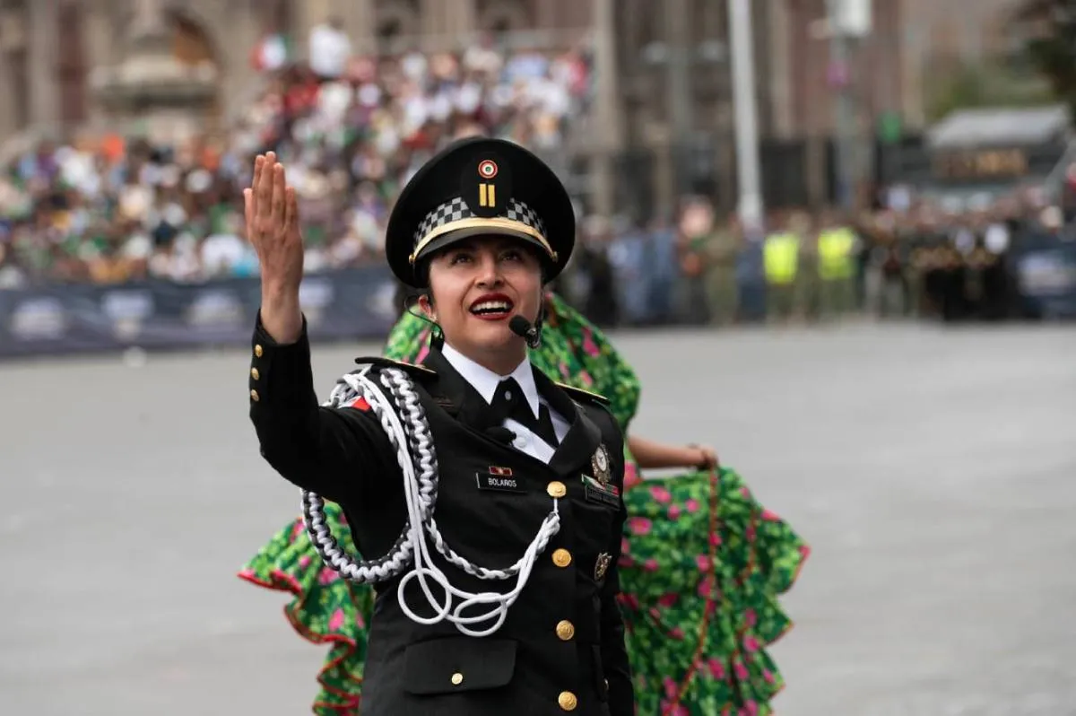 La teniente de la Guardia Nacional Concepción Bolaños Sánchez declamó el poema “A la Patria”, un momento de solemnidad que destaca la tradición cultural dentro del desfile/Gobierno de México