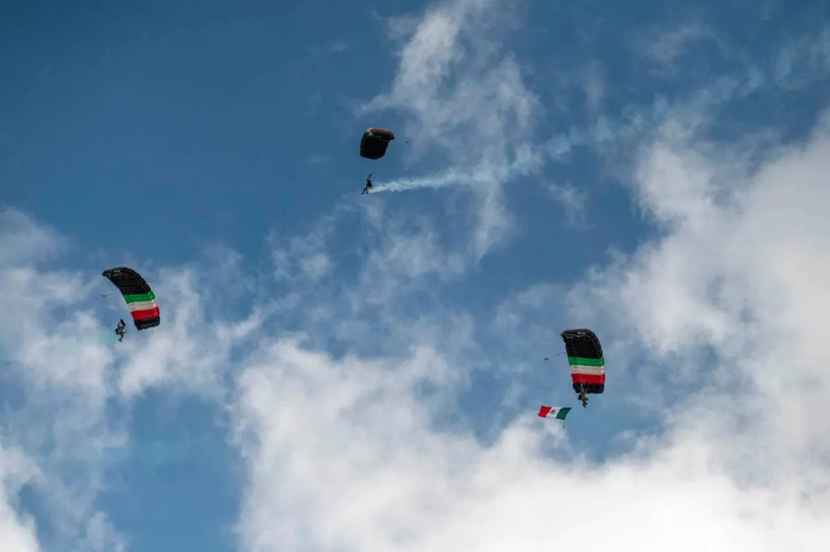El equipo “Guerreros Mexicas” realizó un espectáculo de salto libre acrobático sobre la Plaza de la Constitución/Gobierno de México