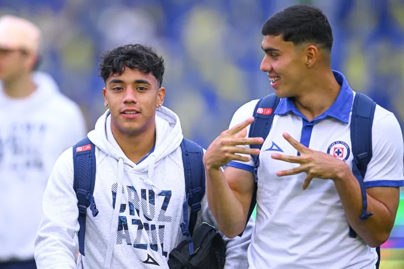 Amaury Morales en concentración con Cruz Azul