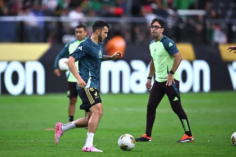 Luis Chávez en calentamiento con la Selección Mexicana