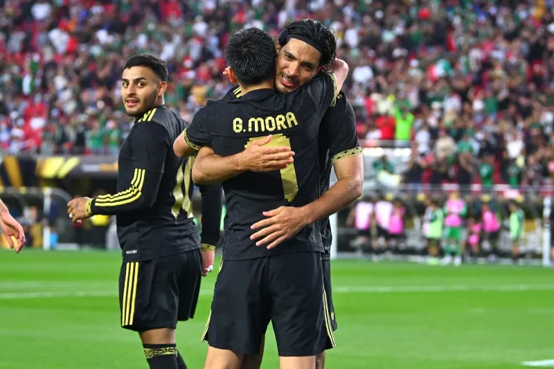 Gilberto Mora en celebración de gol con Raúl Jiménez