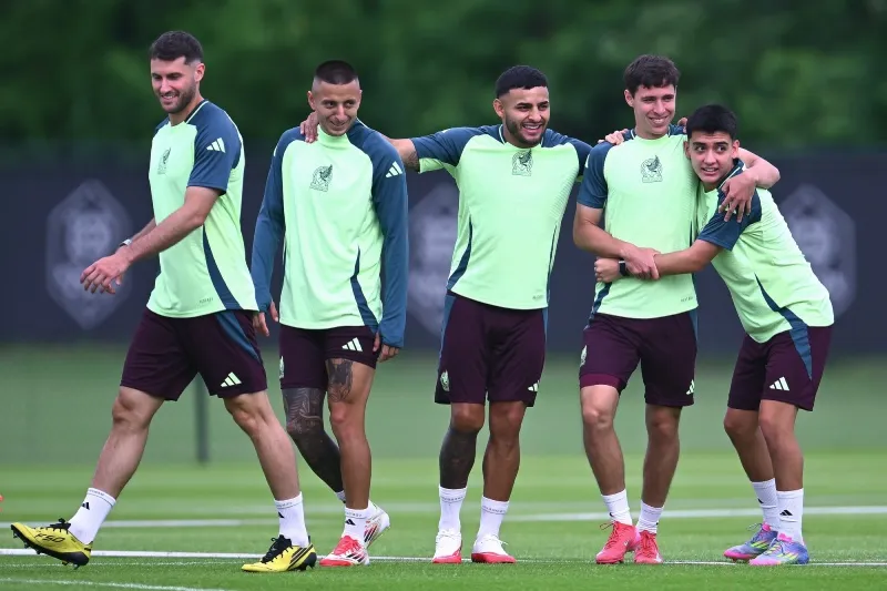 Santi Giménez y Gilberto Mora en entrenamiento