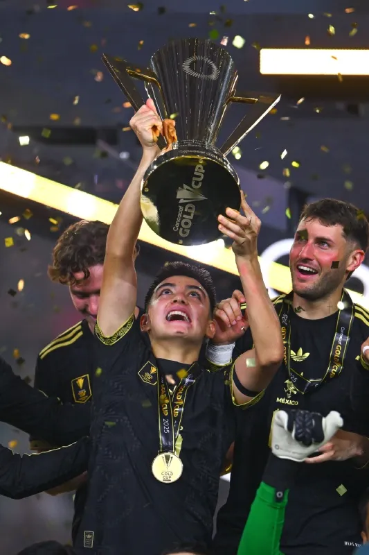 Santi Giménez y Gilberto Mora en celebración de la Copa Oro