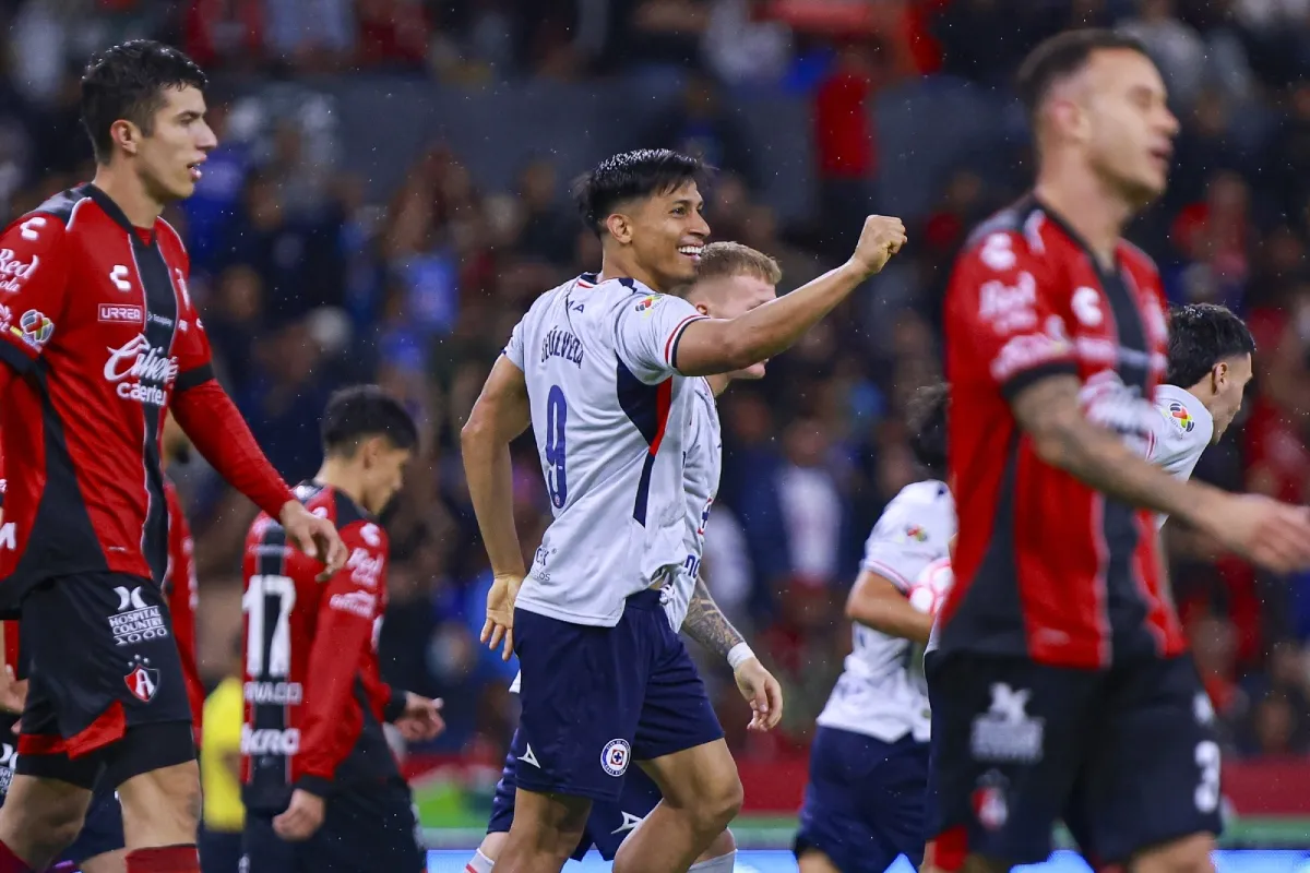 Larcamón aseguró que no buscan otro delantero por falta de confianza