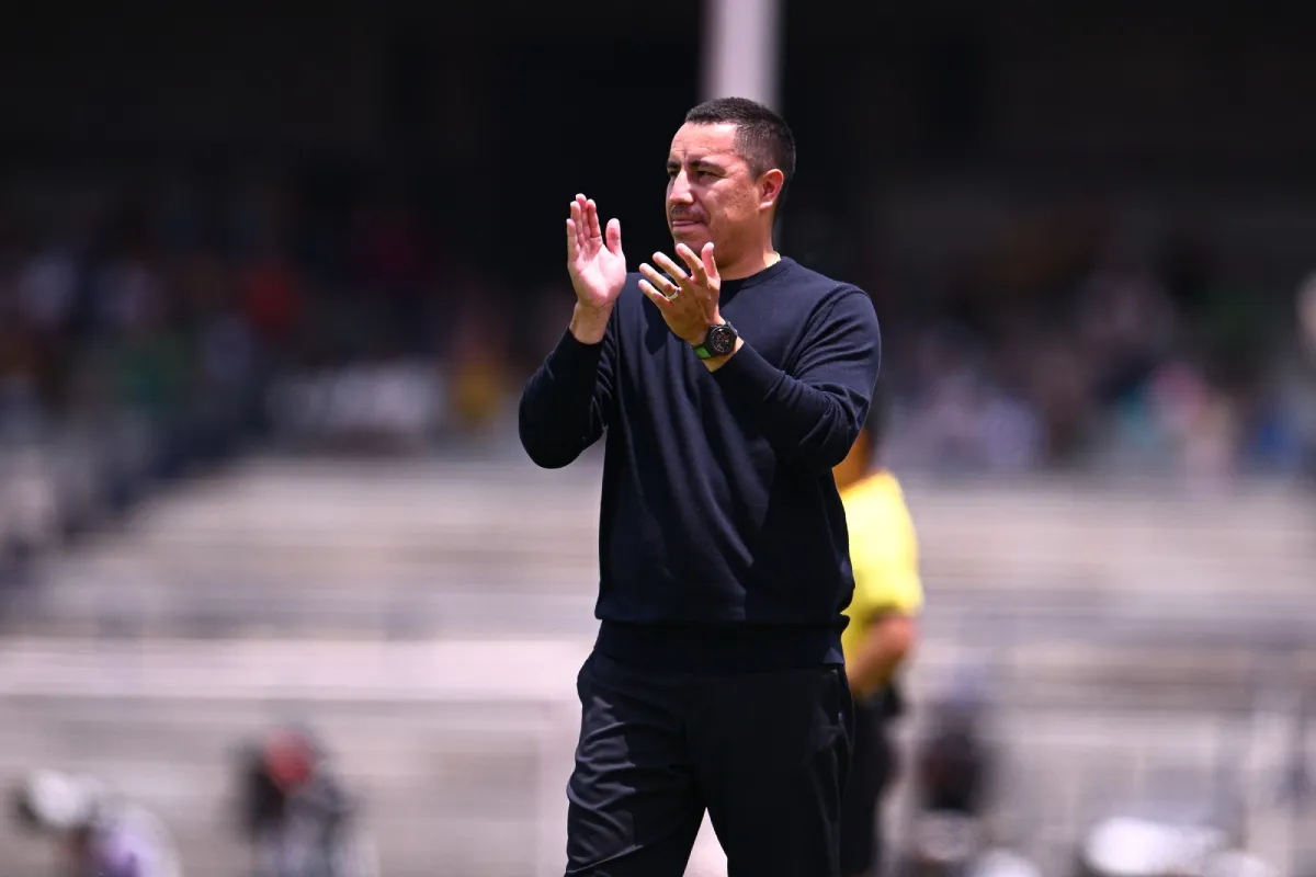 Efraín Juárez, técnico de Pumas, en el partido contra Pachuca