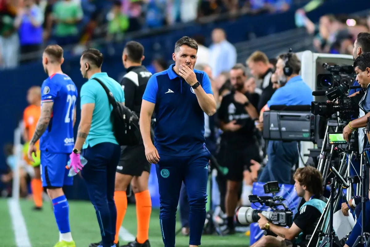 Larcamón sufrió una humillante derrota