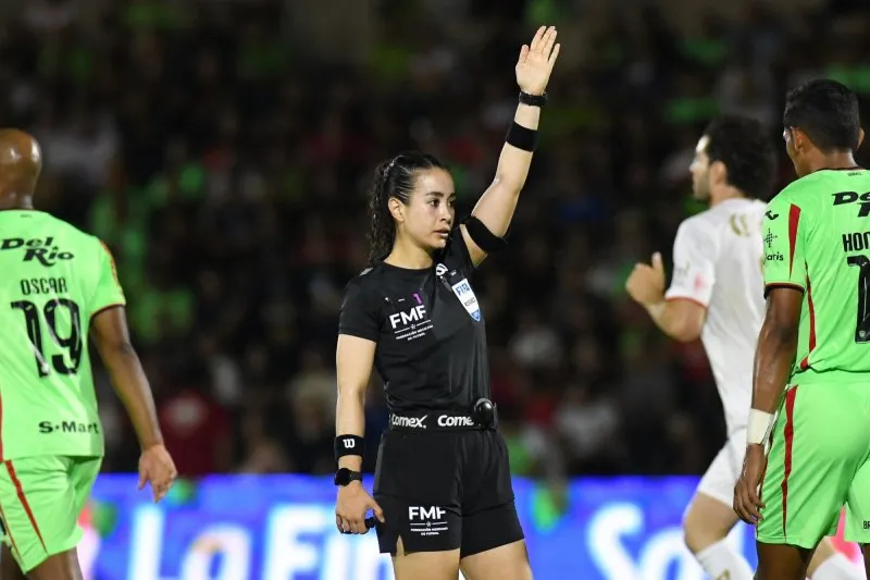 Katia sigue abriendo camino para el arbitraje femenil