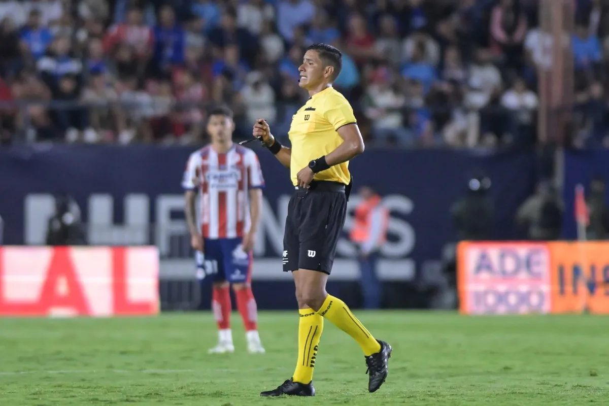 El árbitro central en el Alfonso Lastras tuvo una actuación cuestionable