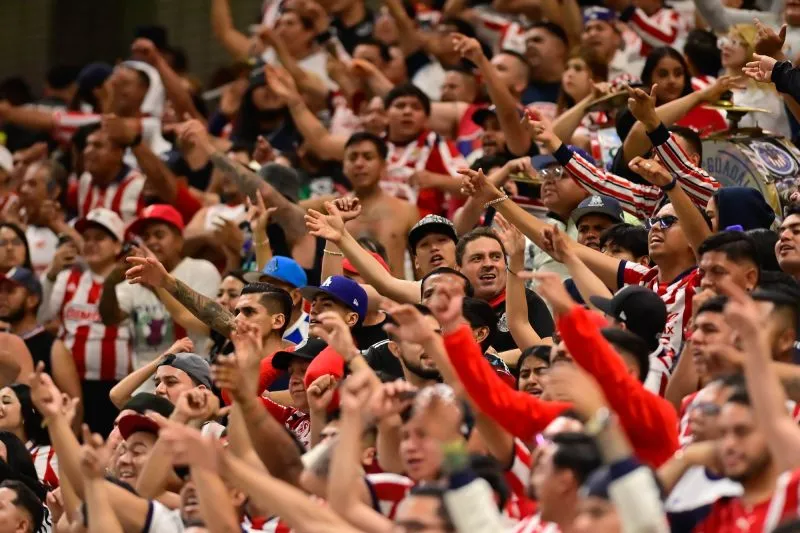 Le lanzaron cánticos ofensivos