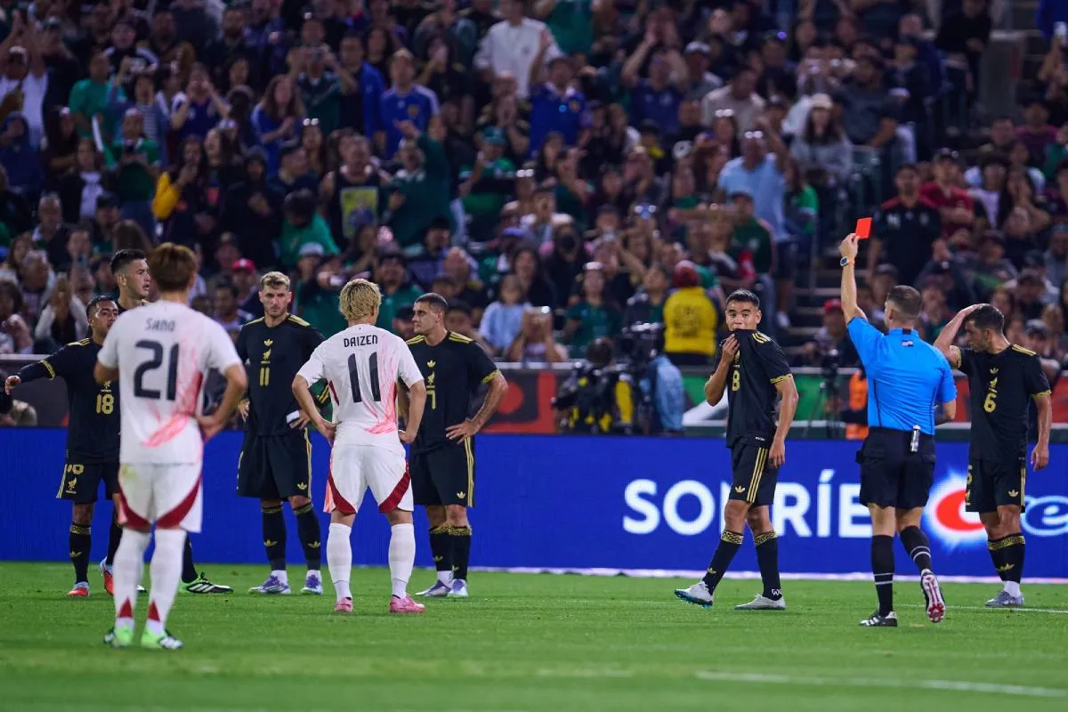 El 'Cachorro' fue expulsado tras la revisión en el VAR