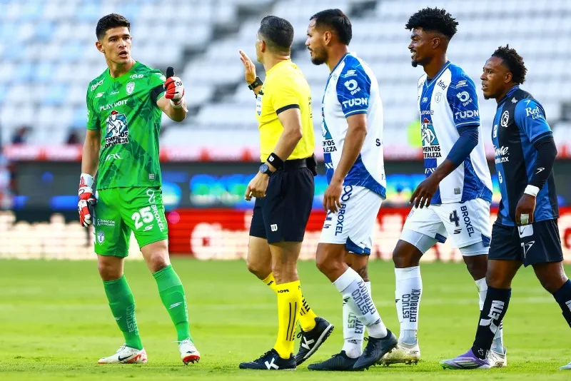 Jugadores de Pachuca en discusión con el árbitro
