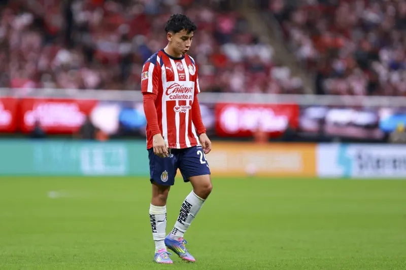 Miguel Gómez en un partido con Chivas